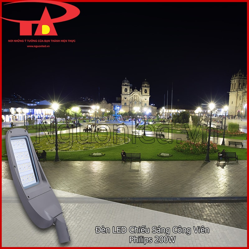 Đèn LED đường phố Philips 200W trên trục chính công viên ngoài trời