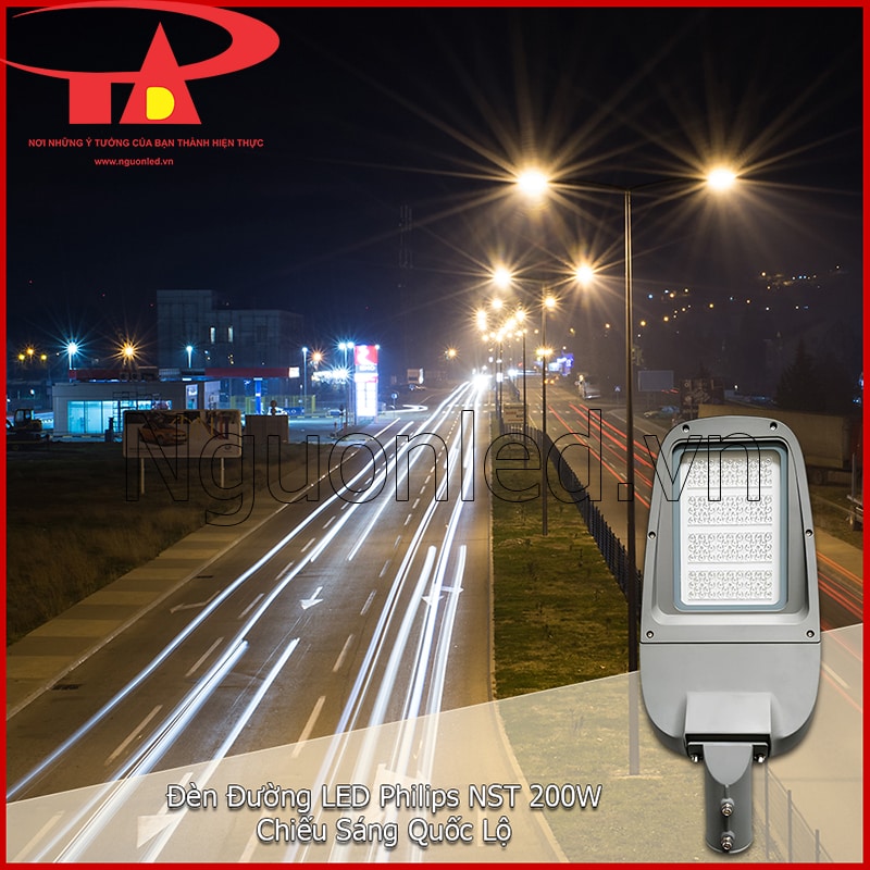Đèn LED chiếu sáng đường 200W trên trục đường chính ban đêm