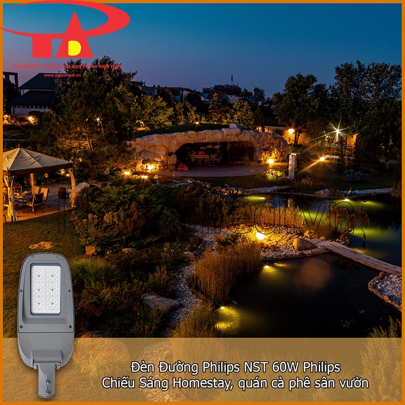 Đèn đường Philips NST 60W chiếu sáng khu sân vườn có hồ nước, cây xanh và lối đi trong homestay