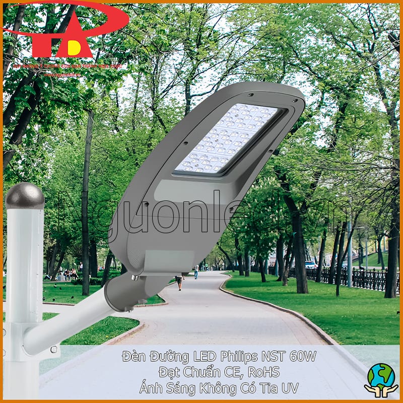 Đèn đường LED Philips NST 60W lắp trên lối đi có cây xanh, bên dưới ghi CE, RoHS và ánh sáng không có tia UV