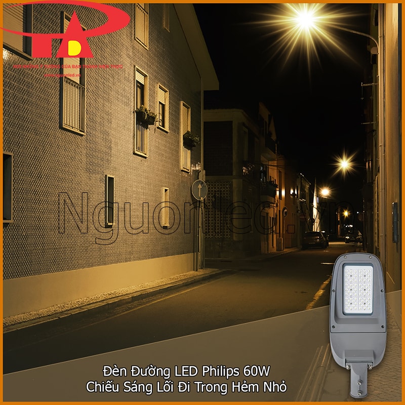 Đèn đường LED Philips 60W chiếu sáng con hẻm nhỏ giữa hai dãy nhà vào ban đêm