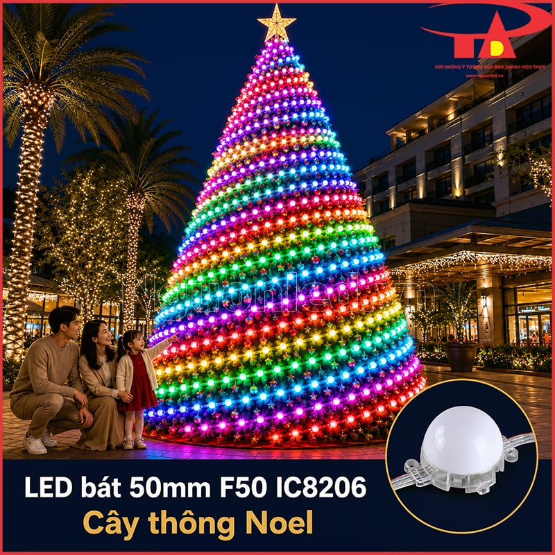 Cây thông Noel lớn được phủ nhiều dải LED bát Full Color theo từng tầng tán cây