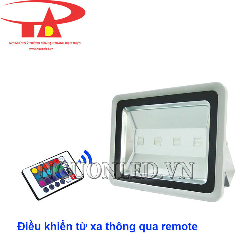 Đèn pha đổi màu dùng remote điều khiển tiện lợi