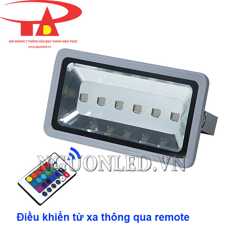 Đèn pha led đổi màu dùng remote điều khiển tiện lợi