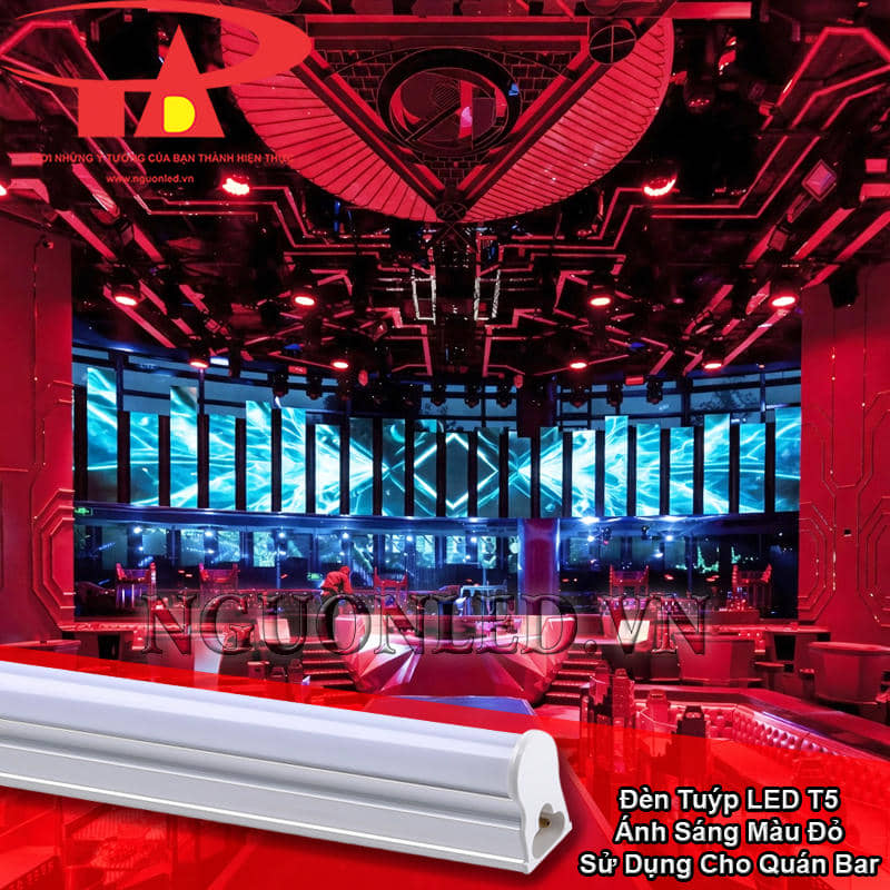 Đèn tuýp LED T5 màu đỏ hắt sáng sau quầy bar, tạo chiều sâu cho không gian giải trí