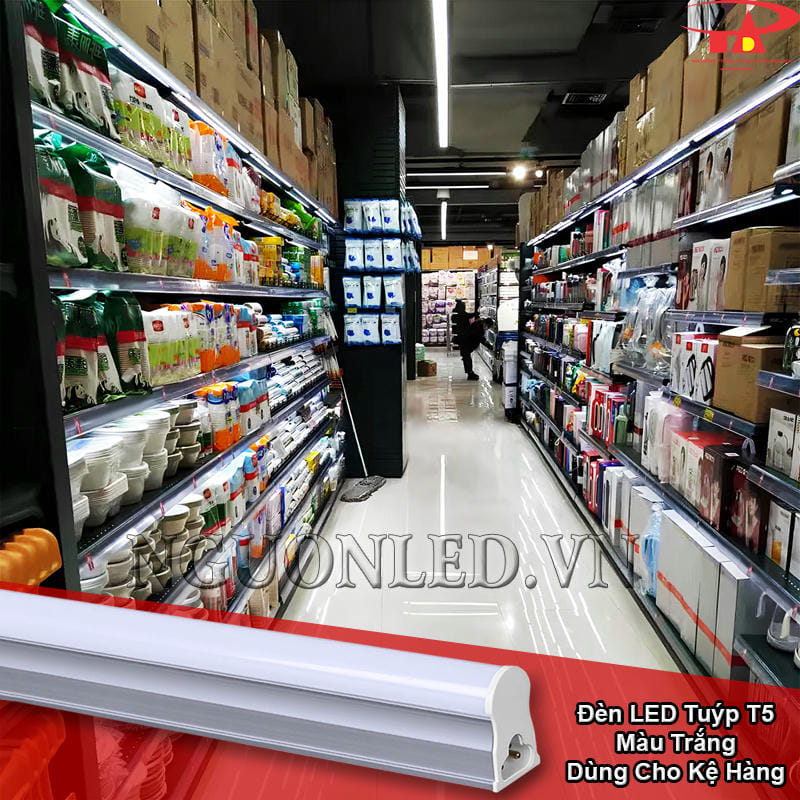 Bóng đèn LED T5 màu trắng lắp dọc mép kệ giúp sản phẩm trên quầy hàng hiện rõ hơn