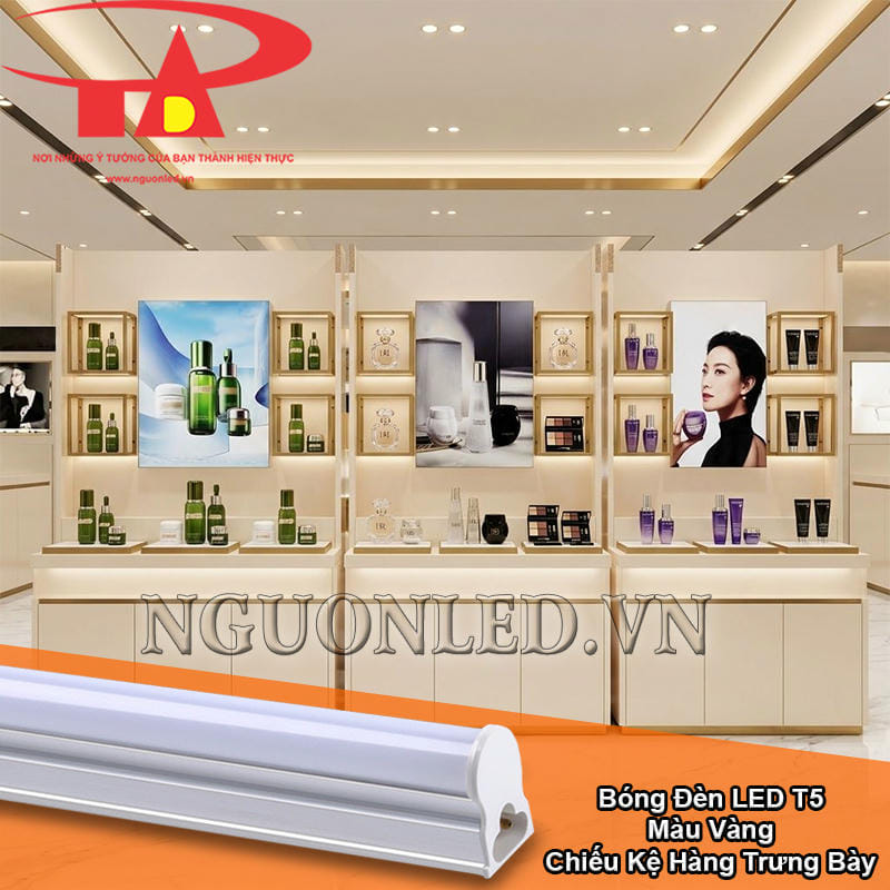 Đèn tuýp LED T5 màu vàng lắp dọc mép kệ trưng bày mỹ phẩm và phụ kiện trong cửa hàng