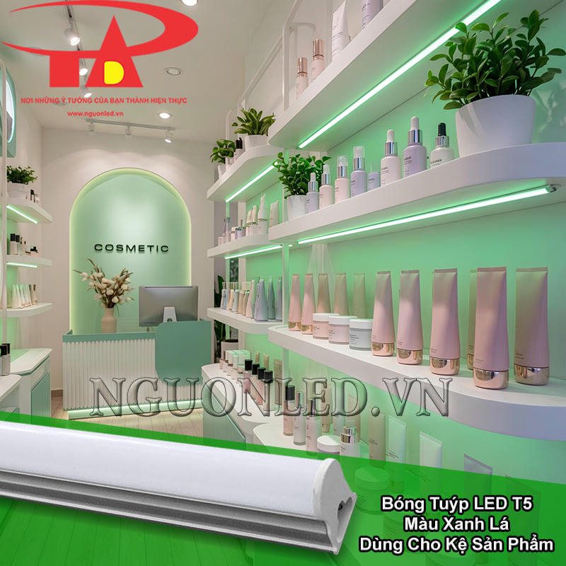 Bóng LED T5 xanh lá chạy dưới kệ gỗ có mặt hàng mỹ phẩm và chậu cây mini