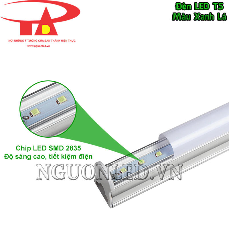 Chip LED SMD 2835 xếp đều trên mạch đèn T5 liền máng, cho đường sáng xanh lá kéo dài liên tục