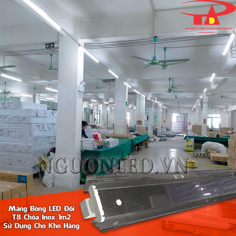 Máng LED đôi T8 1m2 chóa phản quang bố trí dọc kho hàng để chiếu dãy kệ, lối đi và khu vực soạn hàng