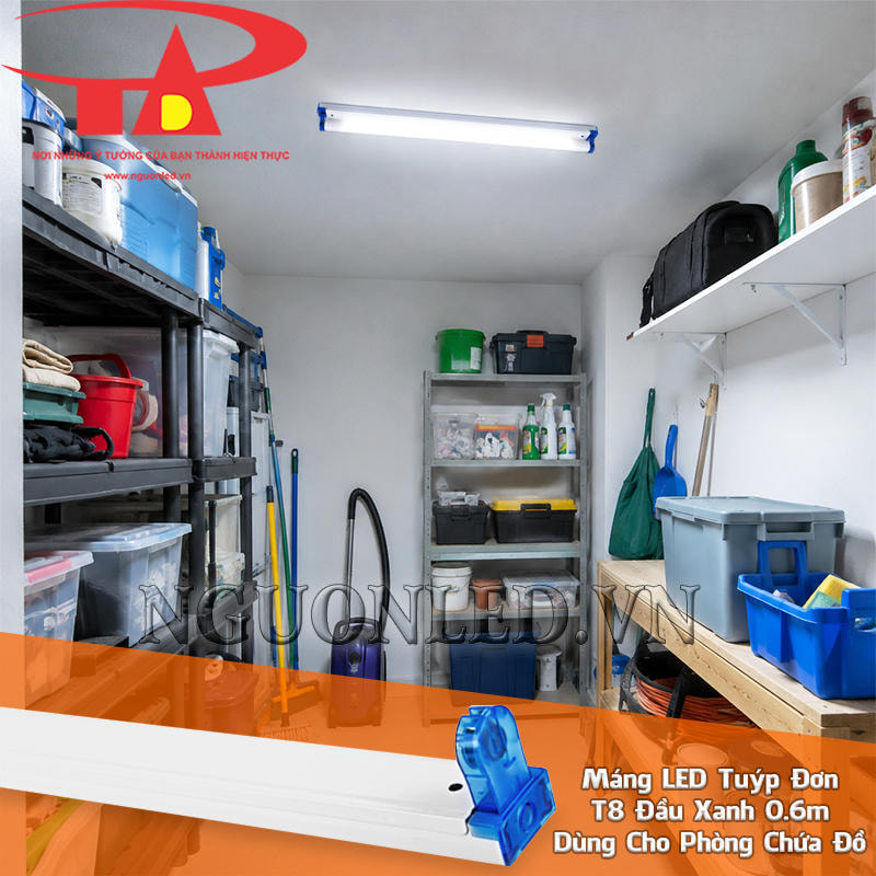 Máng đèn LED 60cm đơn đầu xanh chiếu vào kệ, thùng và vật dụng trong phòng chứa đồ có diện tích nhỏ
