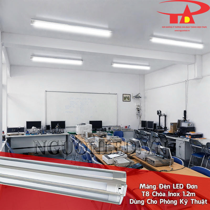 Máng đèn LED đơn T8 1m2 chóa inox bố trí trong phòng kỹ thuật để làm rõ bàn thiết bị và điểm kiểm tra.