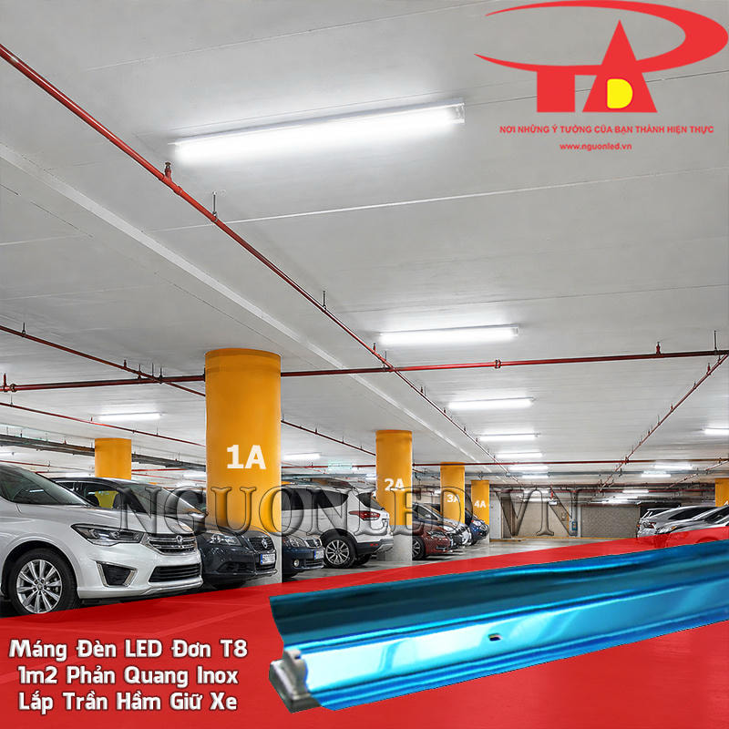 Máng đèn tuýp LED đơn T8 phản quang sắp xếp dọc làn xe, nơi bóng T8 hỗ trợ quan sát lối di chuyển và điểm rẽ