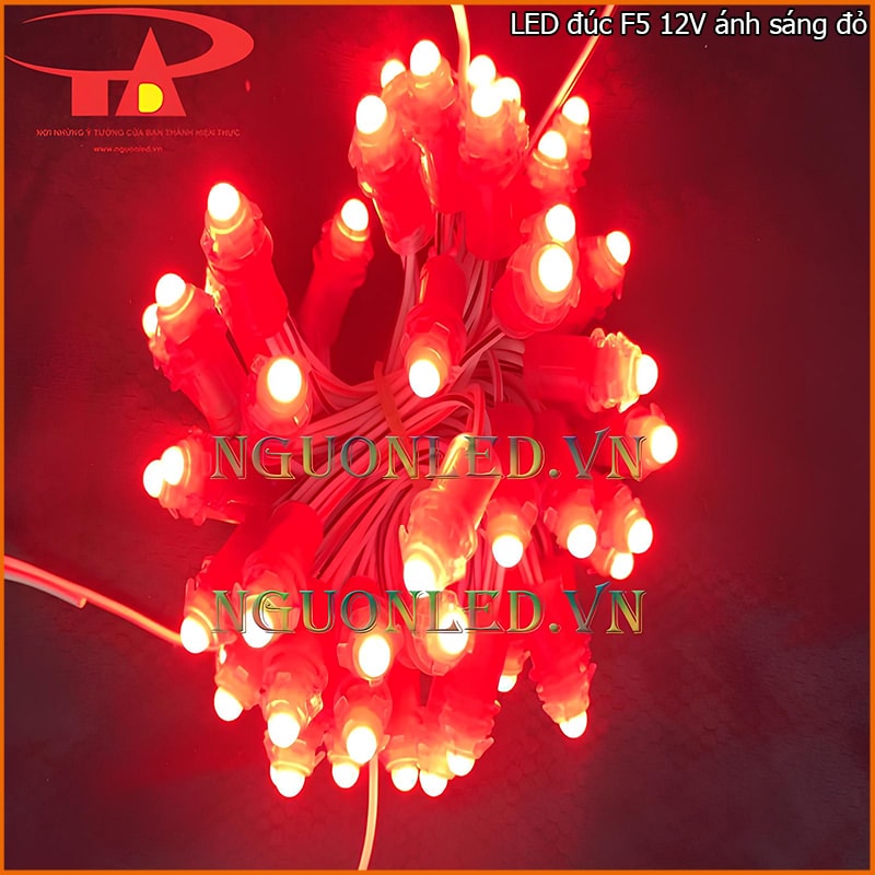 Bóng LED đúc F5 12V màu đỏ đang sáng thử dạng bó trên nền tối