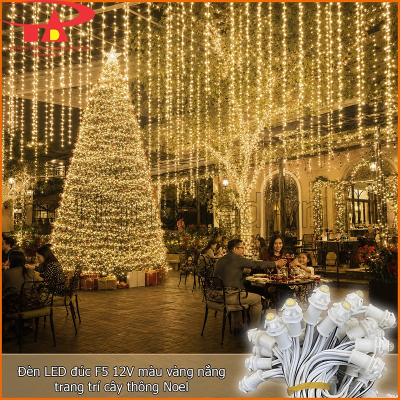  Đèn LED đúc F5 12V màu vàng nắng trang trí cây thông Noel trong không gian lễ hội