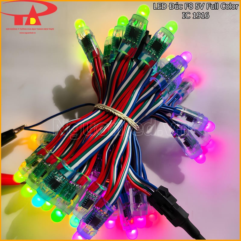 LED đúc F8 5V Full Color IC 1916 đang sáng nhiều màu với dây 4PIN trên nền trắng 