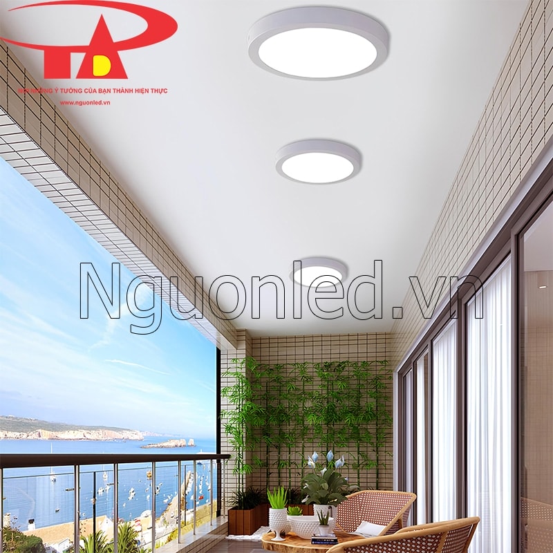 Ban công thư giãn buổi tối dưới ánh sáng ấm của đèn led ốp nổi 18W