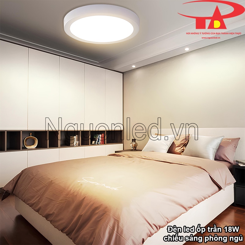 Ánh sáng vàng dịu nhẹ từ bóng đèn ốp trần tròn lý tưởng cho phòng ngủ