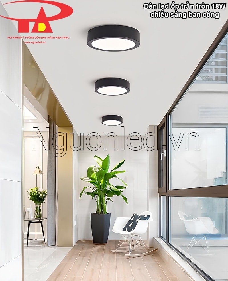 Sử dụng đèn ốp trần 18W vỏ đen cho ban công, giúp không gian ngoài trời sáng sủa và thoải mái, hoàn hảo cho những buổi thư giãn