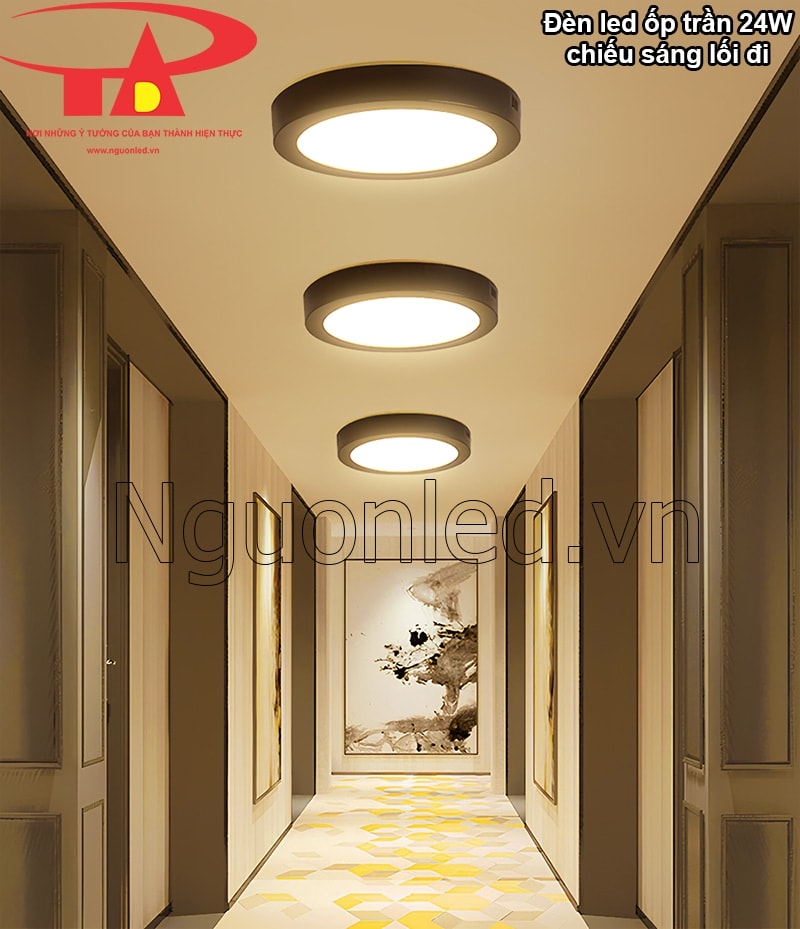 Hành lang, lối đi an toàn, đủ sáng nhờ lắp đặt các bóng đèn led ốp trần nổi cách đều