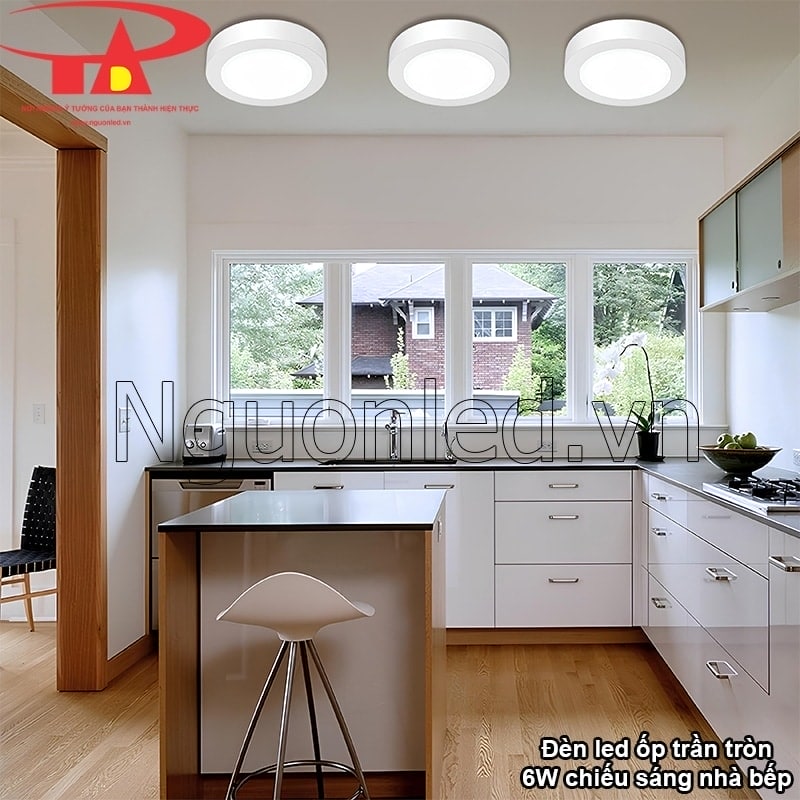 Ánh sáng vàng ấm từ đèn LED ốp trần tròn giúp chiếu sáng hiệu quả cho không gian nhà bếp