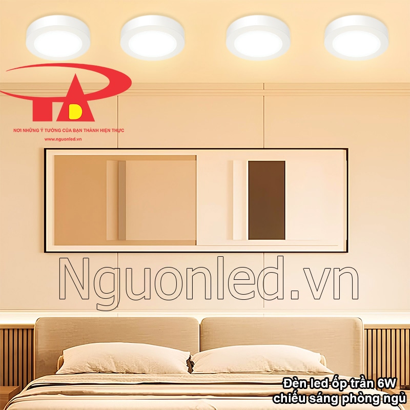 Ánh sáng vàng dịu nhẹ từ đèn LED ốp trần tròn giúp tạo không gian ấm áp cho phòng ngủ