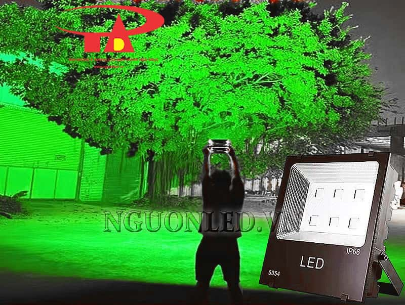 Chiếu sáng lối đi an toàn với đèn pha led 300W đổi màu