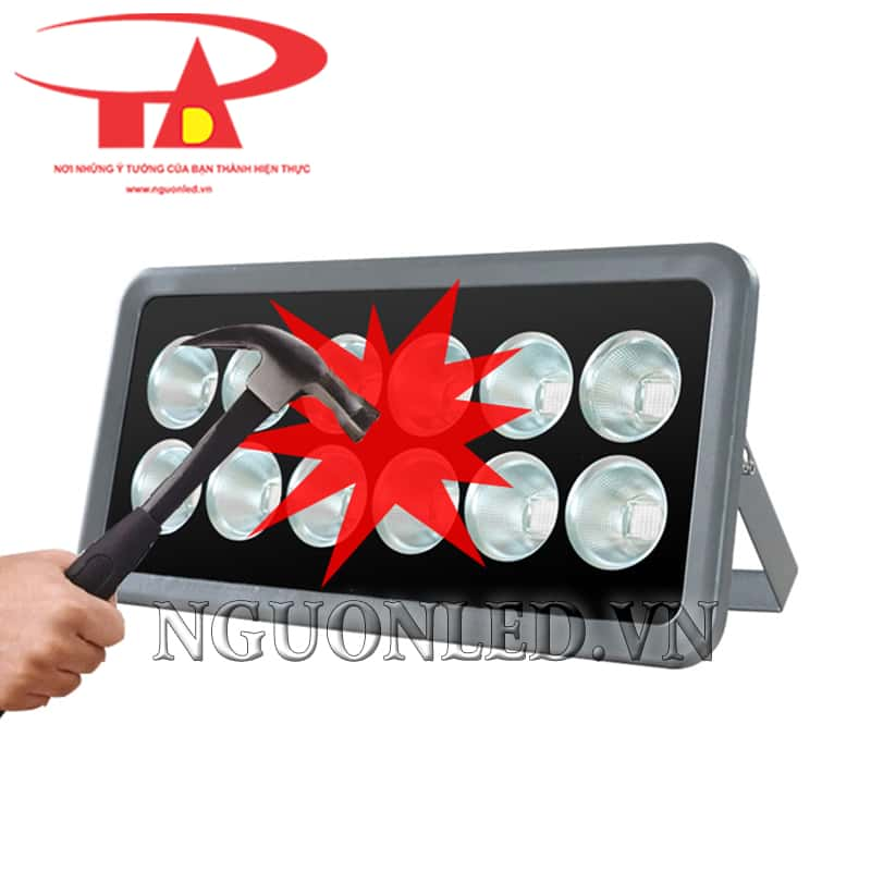 Mặt kính cao cấp giúp đèn pha led 600W phủ sáng rộng