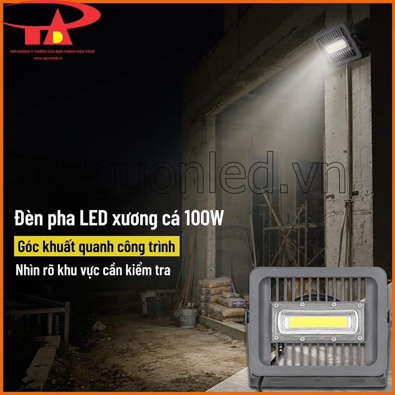 Đèn pha LED xương cá 100W chiếu sáng góc khuất quanh công trình ban đêm