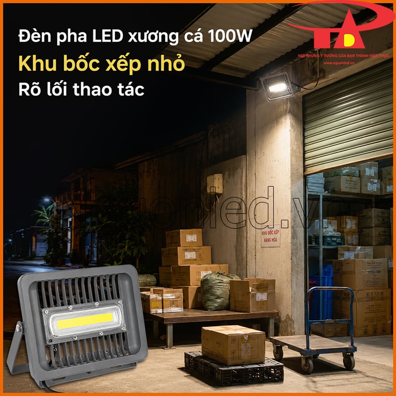 Đèn pha 100W xương cá chiếu sáng khu bốc xếp nhỏ và lối thao tác ngoài kho