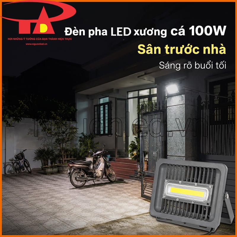 Đèn pha LED xương cá 100W chiếu sáng sân trước nhà vào buổi tối