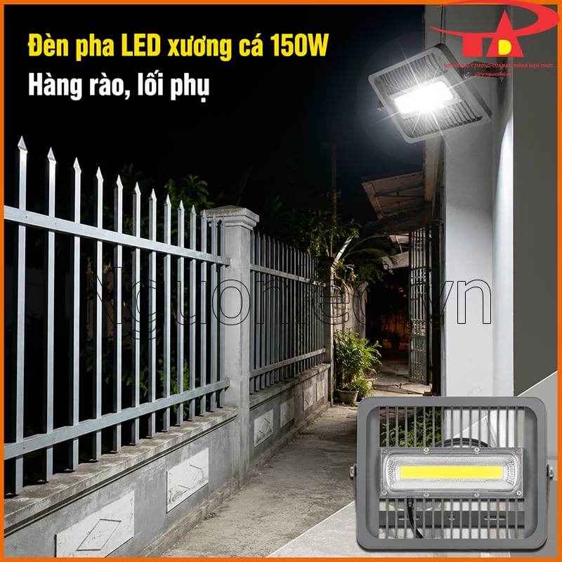 Đèn pha LED xương cá 150W chiếu sáng hàng rào và lối phụ bên hông nhà 
