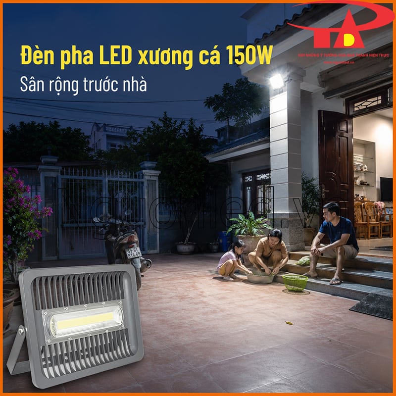 Đèn pha LED xương cá 150W chiếu sáng sân rộng trước nhà vào buổi tối