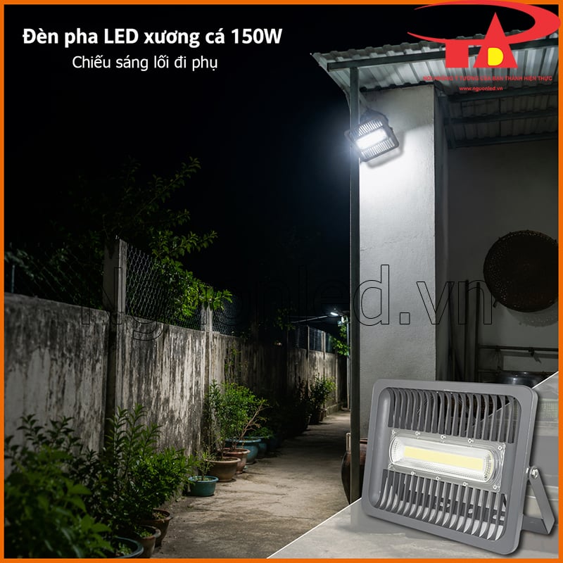 Đèn pha LED 150W xương cá chiếu sáng lối đi phụ sát tường ban đêm