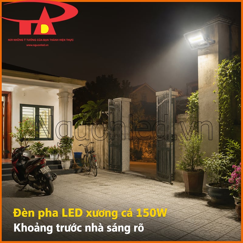 Đèn pha LED 150W xương cá lắp trên trụ cổng chiếu sáng khoảng trước nhà