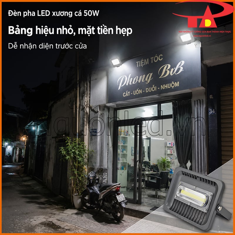 Đèn pha LED xương cá 50W chiếu sáng bảng hiệu nhỏ và mặt tiền hẹp ban đêm
