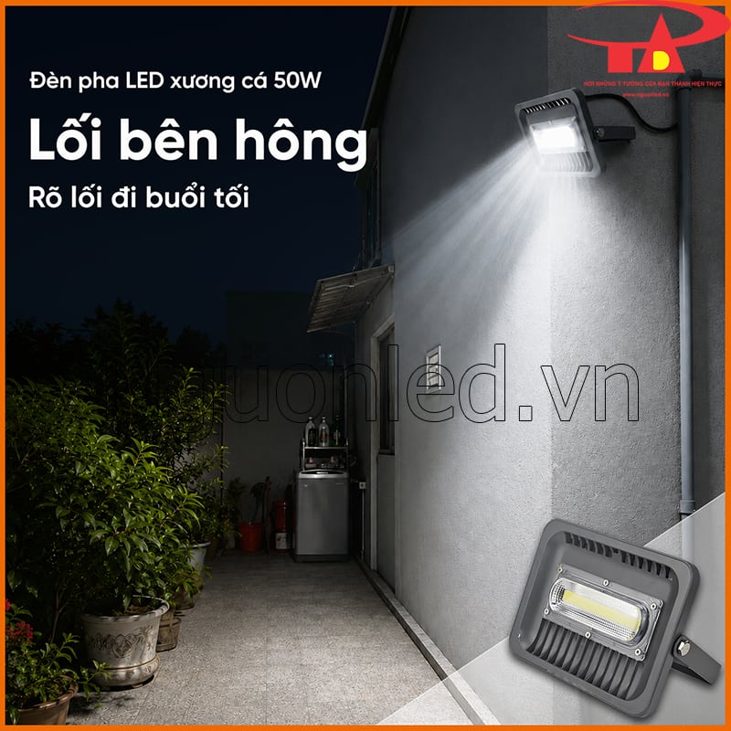 Đèn pha 50W xương cá chiếu sáng lối bên hông nhà và góc tường thiếu sáng