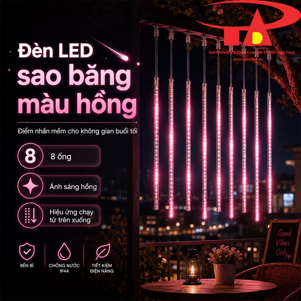 Đèn LED sao băng màu hồng tạo vệt sáng rơi nhẹ trên cây xanh, mái hiên và sân vườn buổi tối