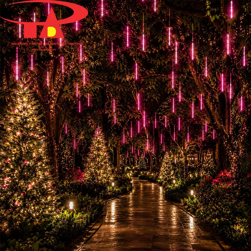 Đèn LED sao băng màu hồng trang trí Noel, tạo vệt sáng rơi trên cây thông, mái hiên và cổng nhà