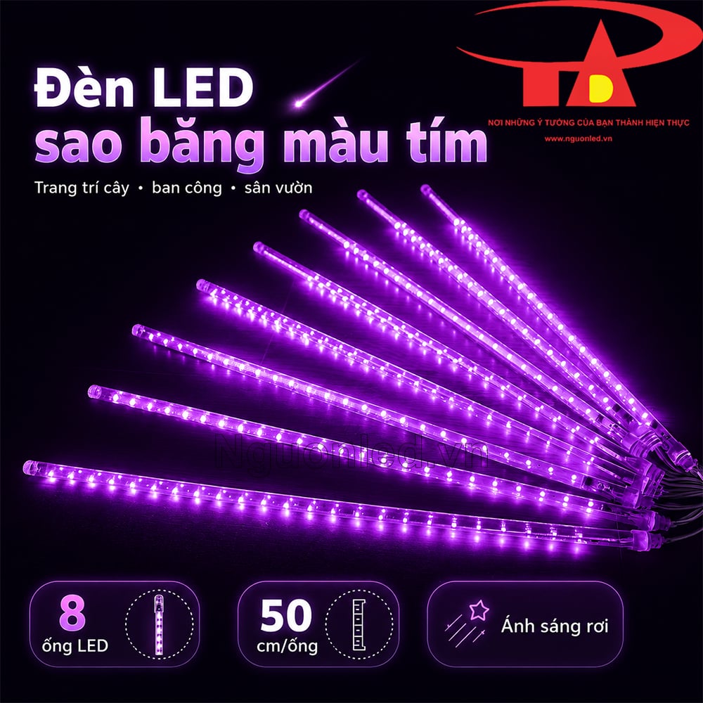 Đèn sao băng tím treo xen trong tán cây xanh, ánh sáng rơi theo từng ống vào buổi tối