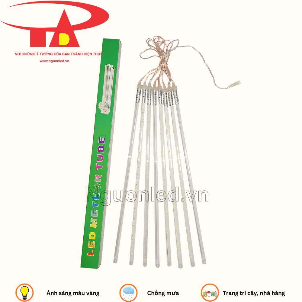 Đèn LED sao băng treo cây cảnh trước nhà