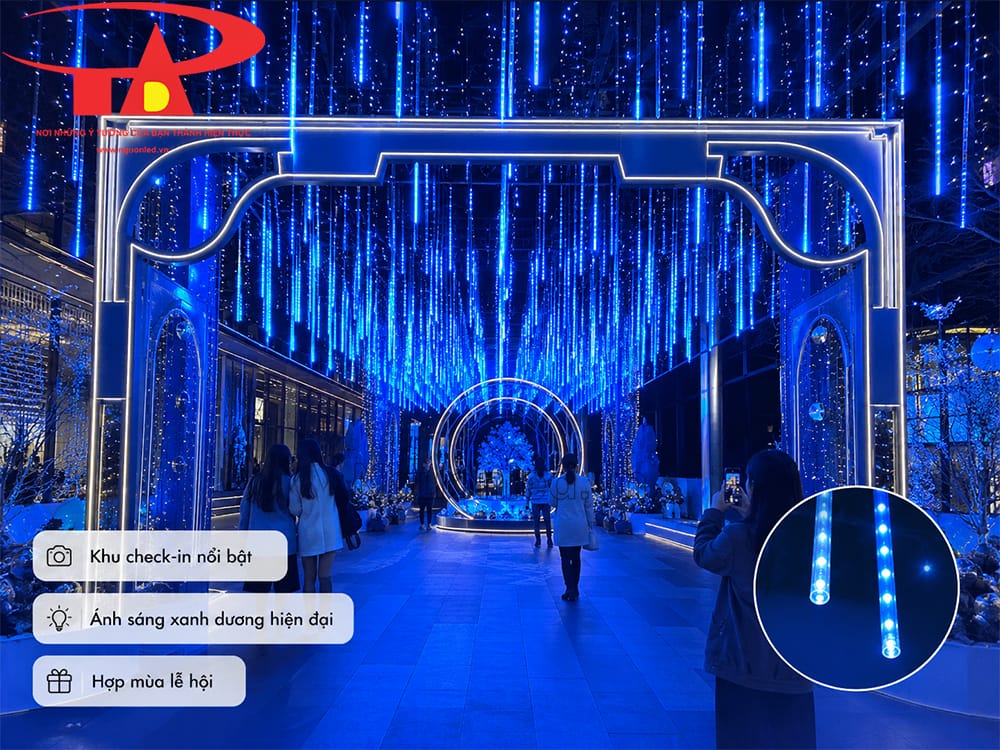 Đèn LED sao băng màu xanh dương treo theo cụm trong lễ hội, tạo nhiều vệt sáng rơi màu xanh