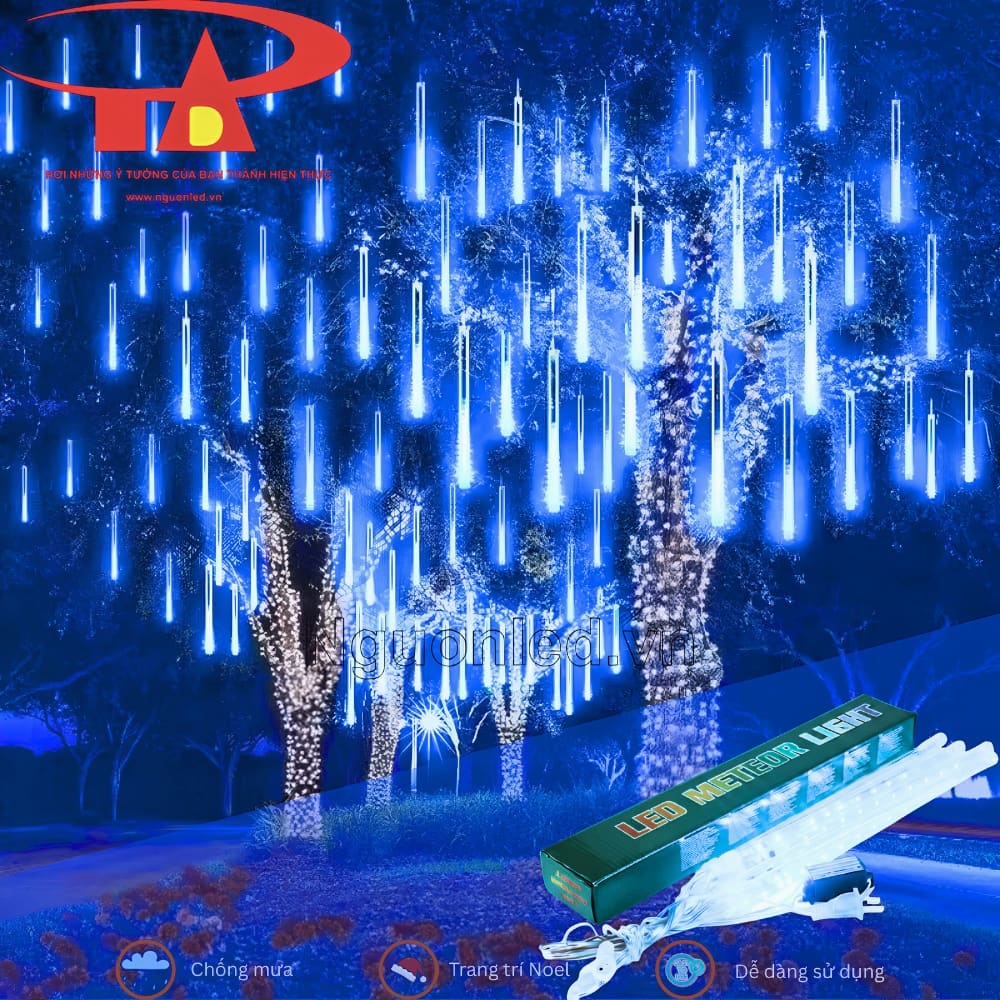 Đèn sao băng xanh dương treo trên tán cây