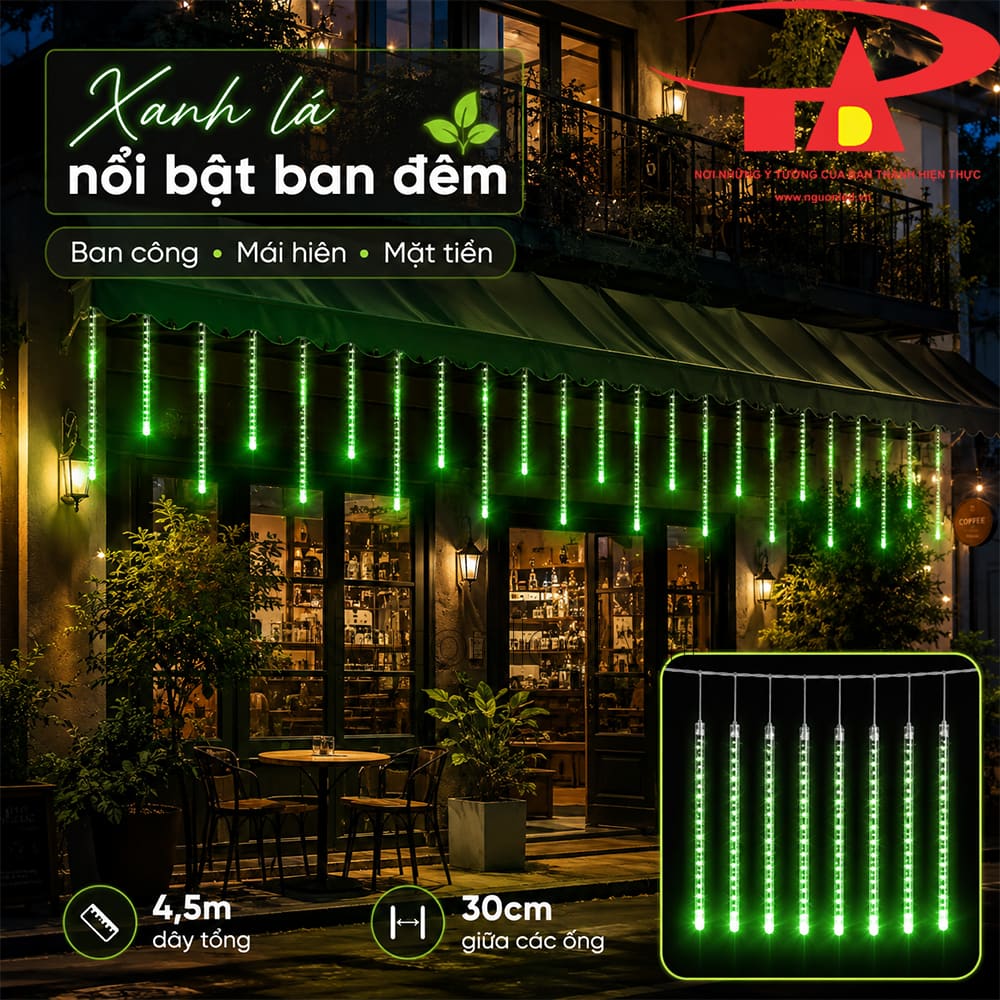 Đèn LED sao băng xanh lá treo ban công, các ống thả tạo điểm nhấn ánh sáng theo chiều dọc