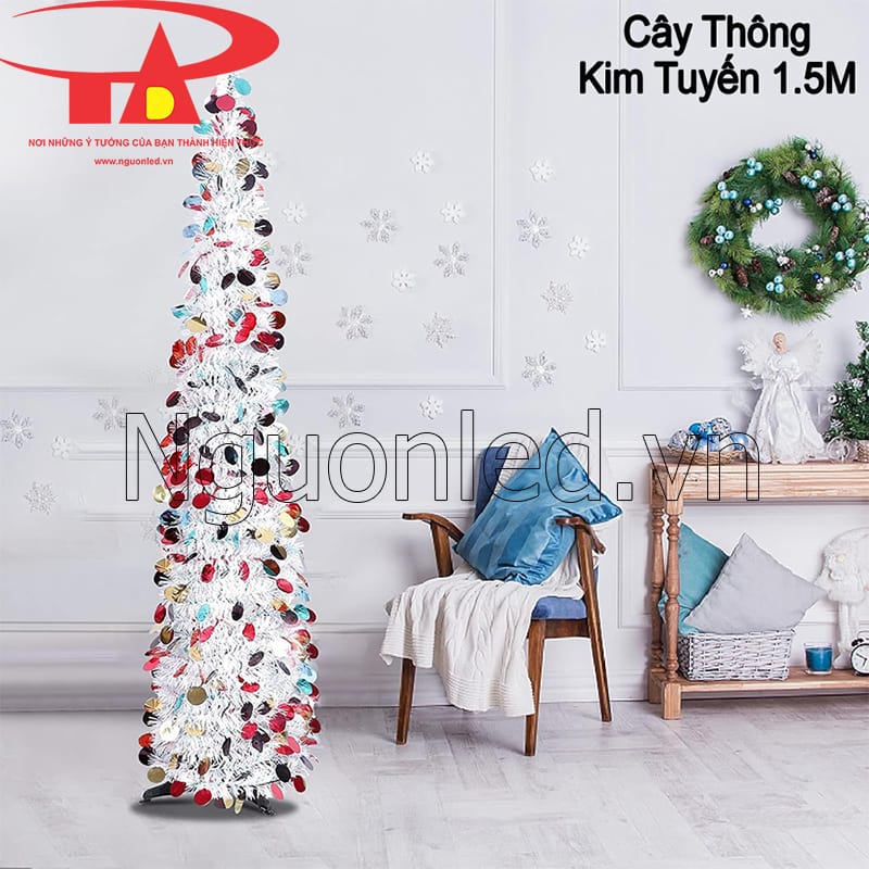 Tạo không khí Noel ấm áp cho văn phòng với cây thông kim tuyến